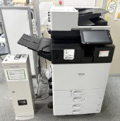 コピー機（白黒およびカラー）※有料（コインラック式）